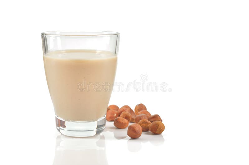 Vidro do leite ou da bebida da avelã no branco foto de stock Vidro do leite ou da bebida da avelã no branco foto de stock