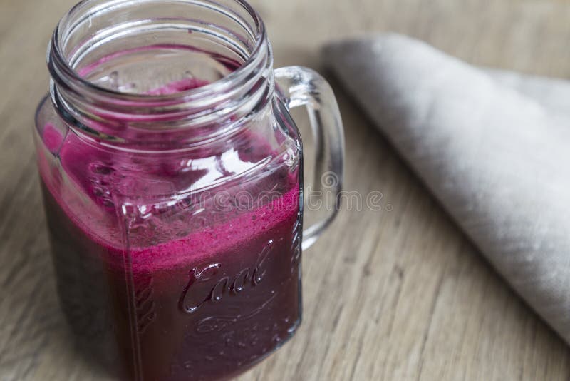 Vidro do suco das beterrabas foto de stock royalty free