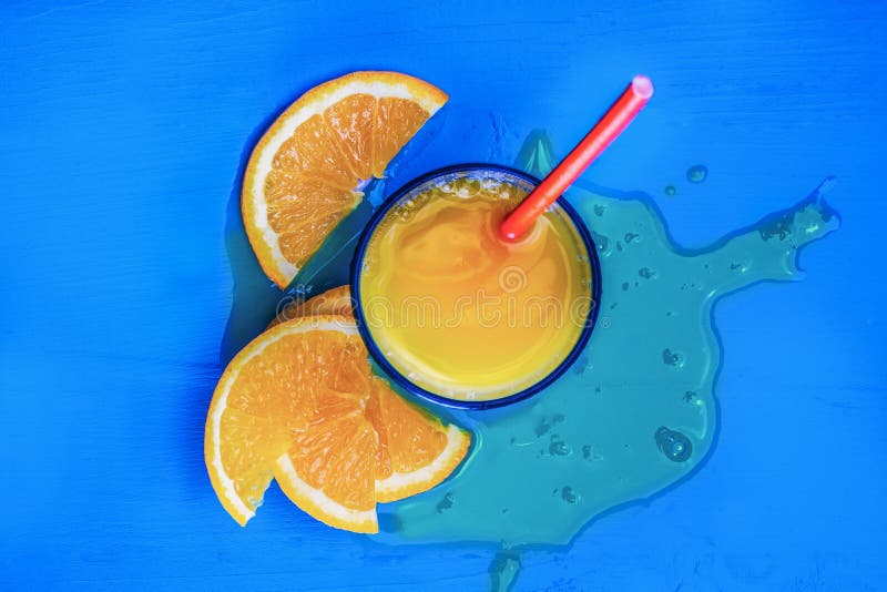 Vidro do suco de laranja de cima na tabela do azul do vintage Pronto vazio para seus suco de laranja, exposição do produto do fru fotos de stock Vidro do suco de laranja de cima na tabela do azul do vintage Pronto vazio para seus suco de laranja, exposição do produto do fru fotos de stock