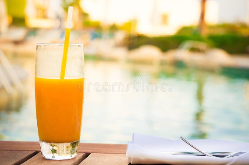 Vidro do suco fresco da manga na tabela perto da associação imagens de stock Vidro do suco fresco da manga na tabela perto da associação imagens de stock