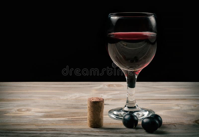 Vidro do vinho tinto e da garrafa do vinho imagens de stock Vidro do vinho tinto e da garrafa do vinho imagens de stock