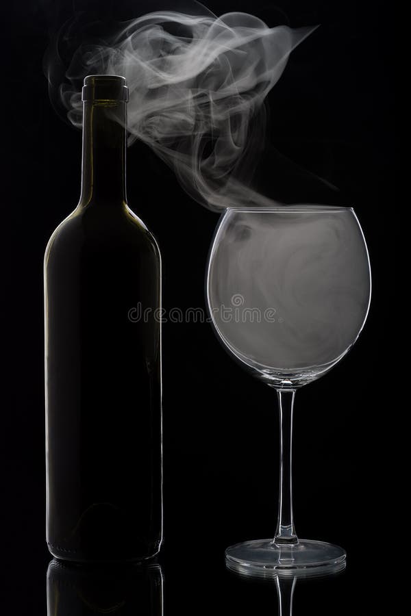 Vidro e garrafa de fumo de vinho foto de stock Vidro e garrafa de fumo de vinho foto de stock
