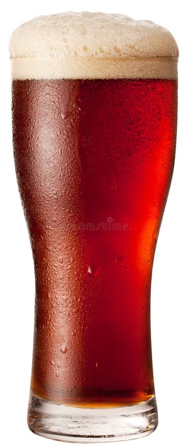 Vidro gelado da cerveja vermelha isolado em um branco