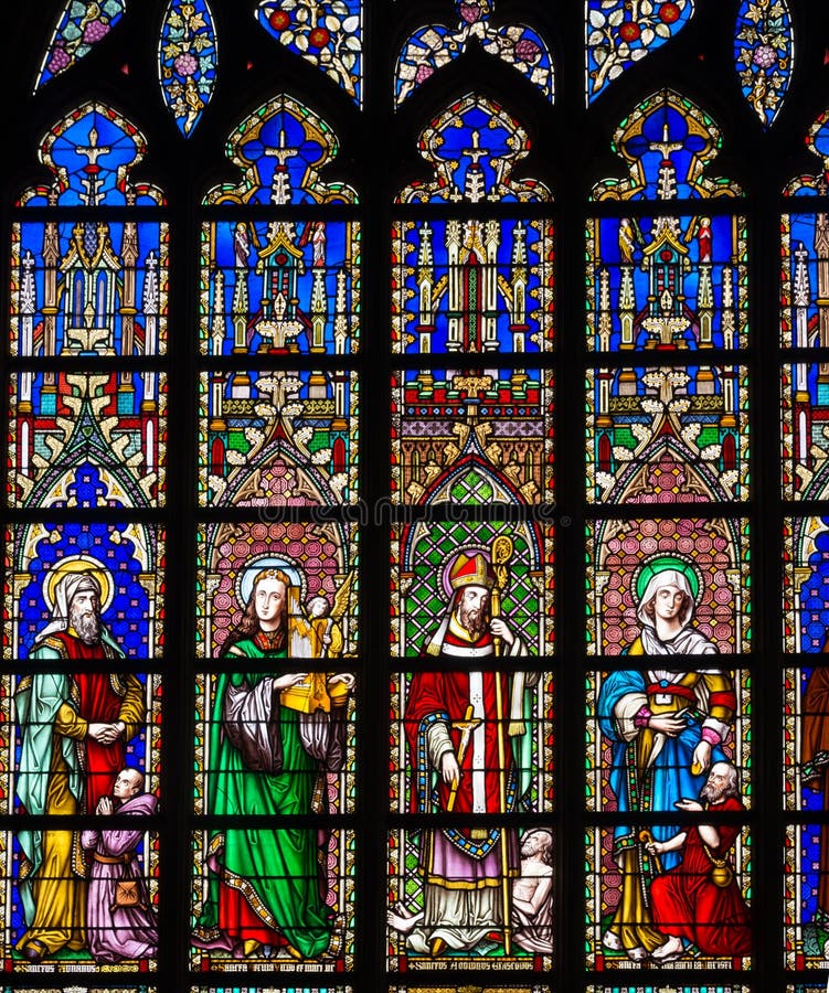 Vidro manchado na igreja foto de stock Vidro manchado na igreja foto de stock