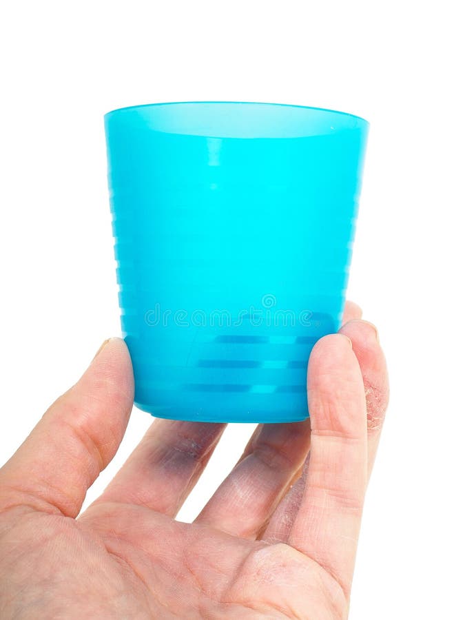 Vidro plástico azul vazio, realizado em uma mão das pessoas masculinas fotografia de stock Vidro plástico azul vazio, realizado em uma mão das pessoas masculinas fotografia de stock