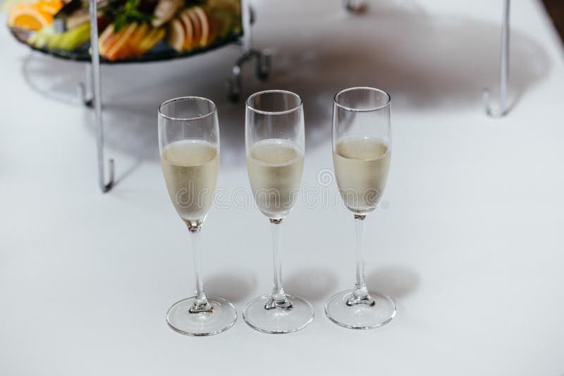 Vidros cheios de Champagne fotografia de stock royalty free