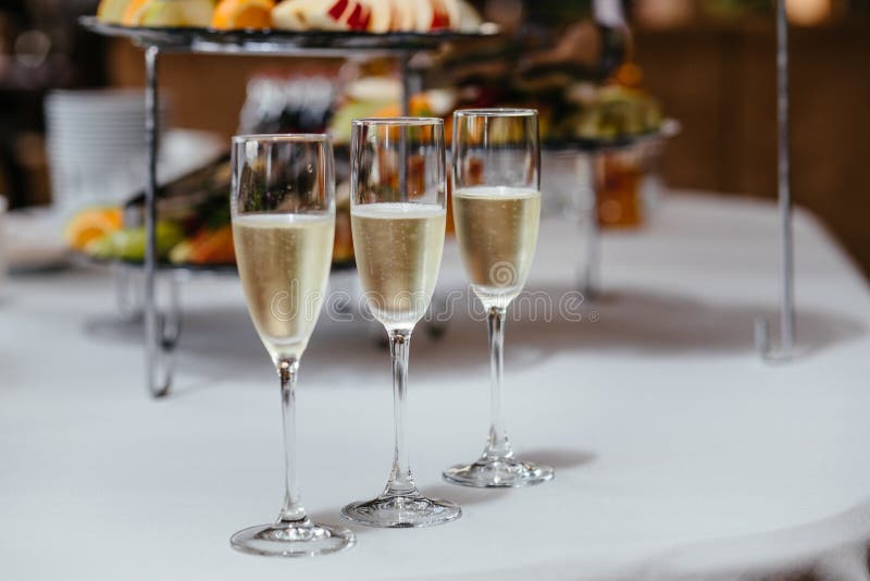 Vidros cheios de Champagne fotos de stock royalty free
