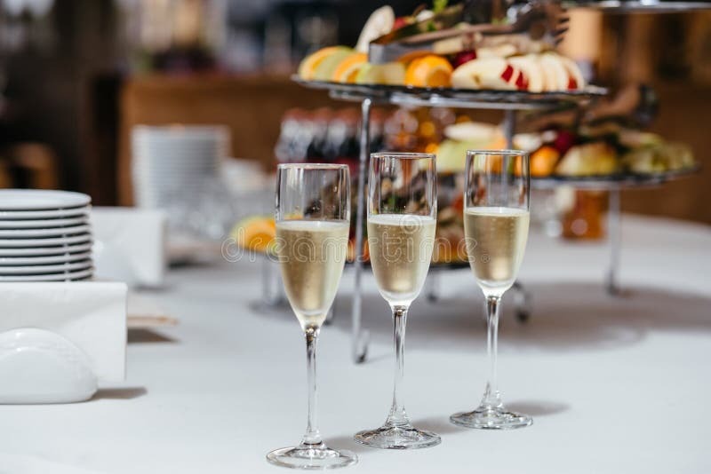 Vidros cheios de Champagne imagens de stock