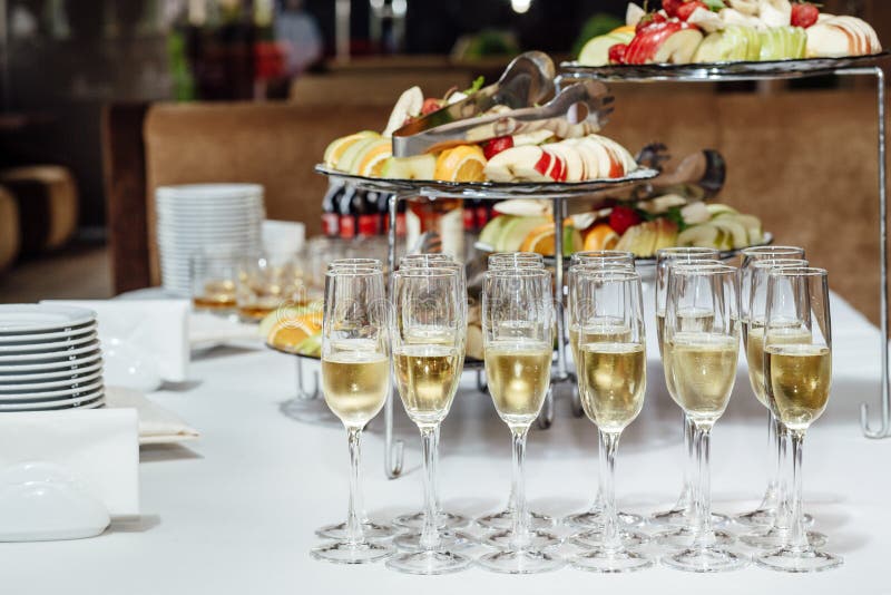 Vidros cheios de Champagne fotografia de stock