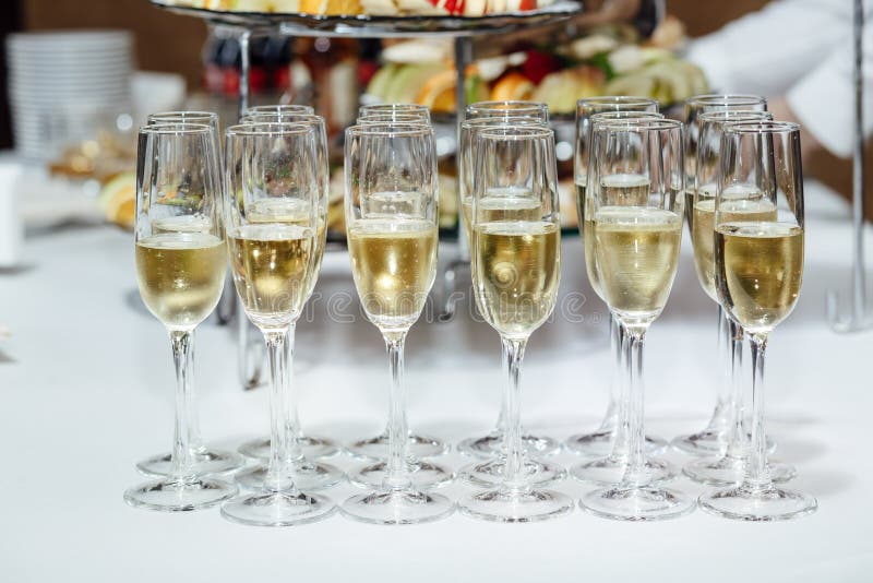 Vidros cheios de Champagne fotos de stock royalty free