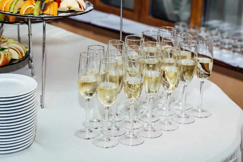 Vidros cheios de Champagne foto de stock
