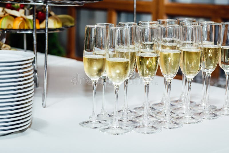 Vidros cheios de Champagne imagem de stock