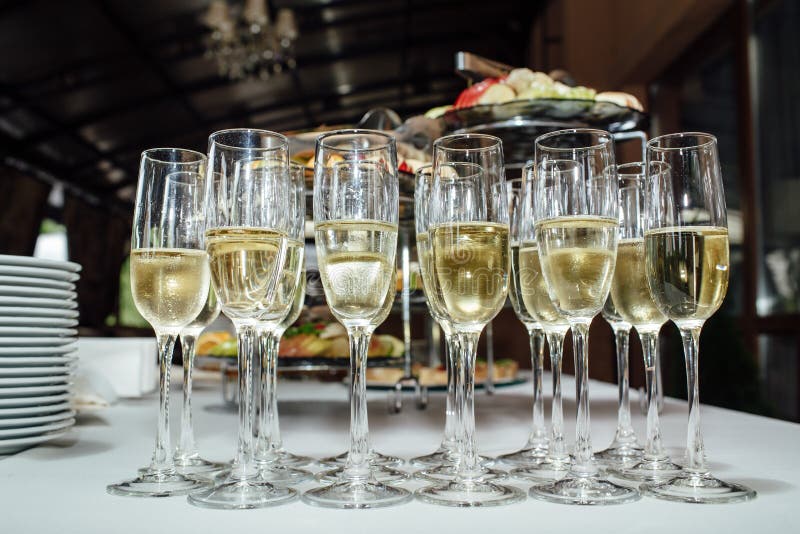 Vidros cheios de Champagne imagens de stock