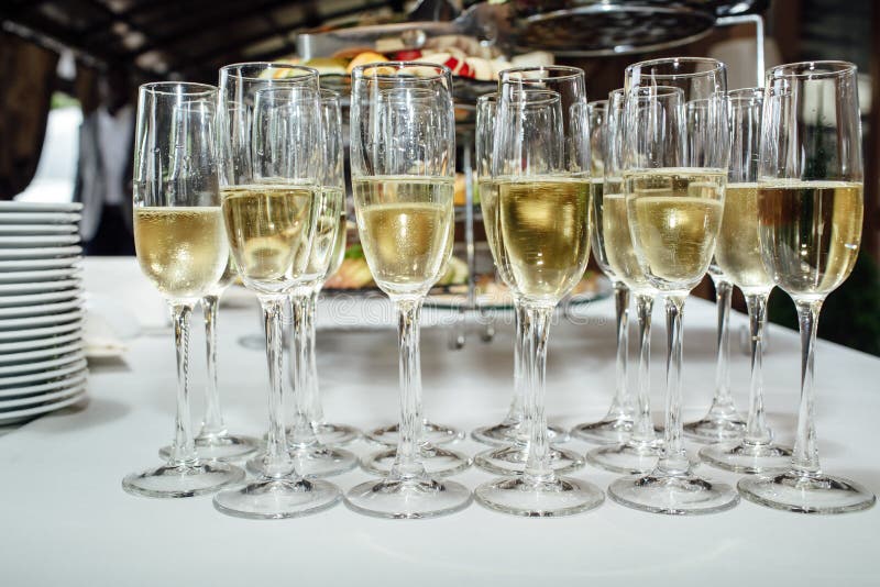 Vidros cheios de Champagne imagens de stock royalty free