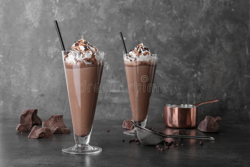 Vidros com agitações de leite de chocolate imagens de stock royalty free Vidros com agitações de leite de chocolate imagens de stock royalty free