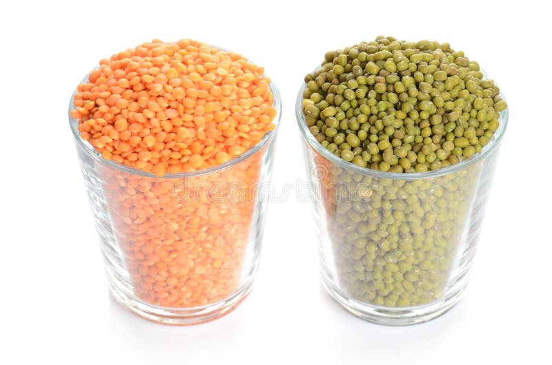 Vidros completos com mung e lentilha foto de stock