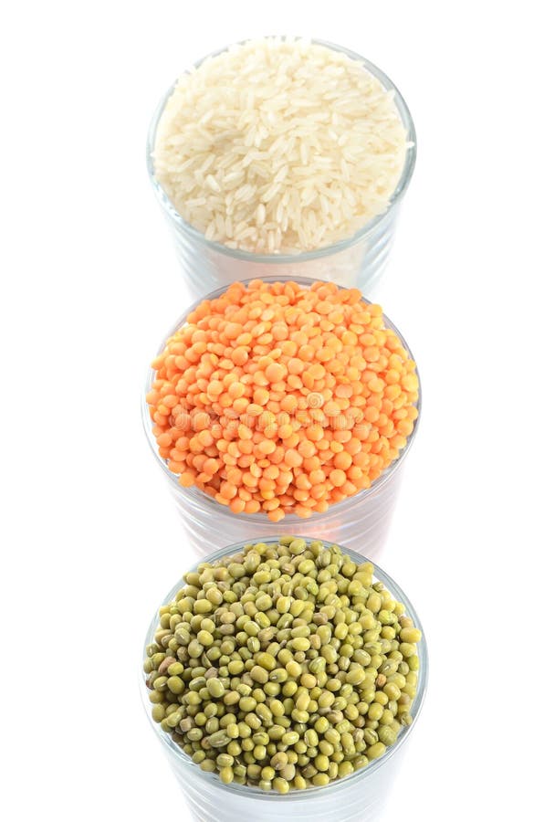 Vidros completos com mung, lentilha e arroz imagem de stock royalty free