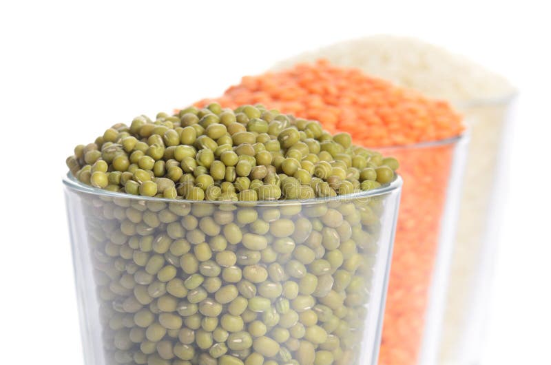 Vidros completos com mung, lentilha e arroz fotos de stock royalty free