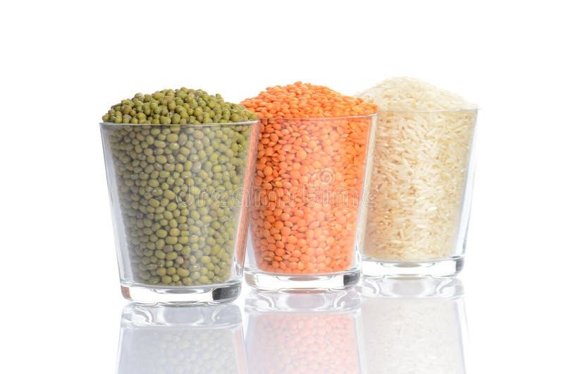 Vidros completos com mung, lentilha e arroz imagem de stock