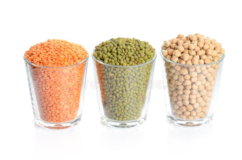 Vidros completos com mung, lentilha e grão-de-bico fotos de stock