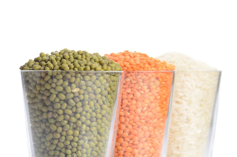 Vidros completos com mung, lentilha e grão-de-bico fotografia de stock royalty free