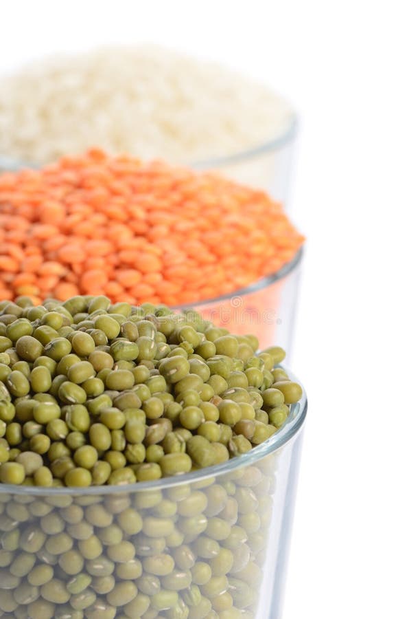 Vidros completos com mung, lentilha e grão-de-bico fotos de stock