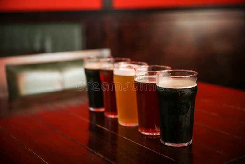 Vidros da cerveja diferente na tabela imagens de stock Vidros da cerveja diferente na tabela imagens de stock