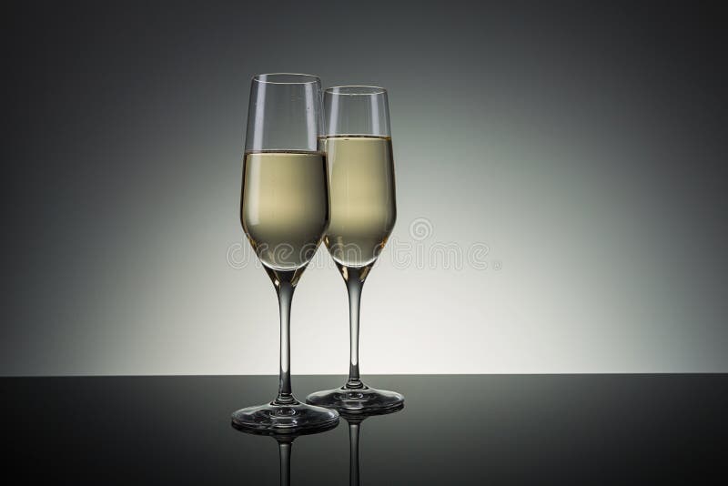 Vidros de Champagne foto de stock royalty free Vidros de Champagne foto de stock royalty free