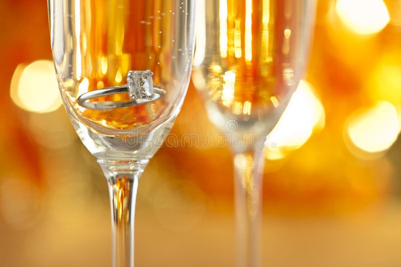 Vidros de Champagne com joia do acoplamento imagem de stock royalty free Vidros de Champagne com joia do acoplamento imagem de stock royalty free