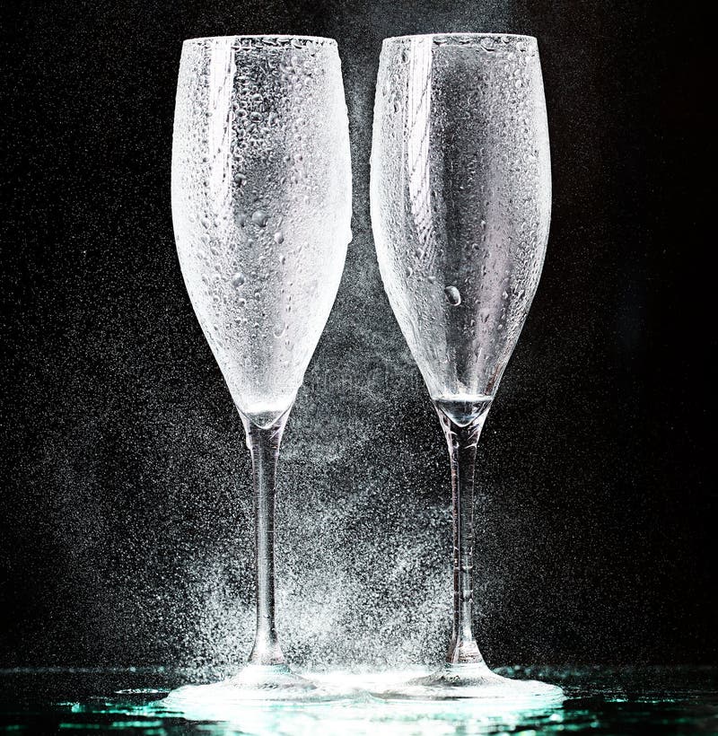 Vidros de Champagne no pulverizador preto imagens de stock Vidros de Champagne no pulverizador preto imagens de stock