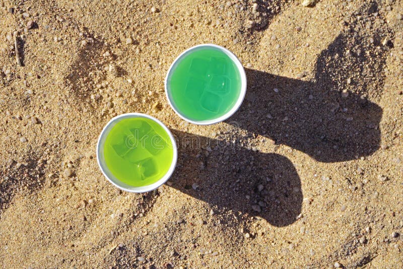 Vidros de cocktail frescos do daiquiri do mojito e da banana na praia foto de stock Vidros de cocktail frescos do daiquiri do mojito e da banana na praia foto de stock
