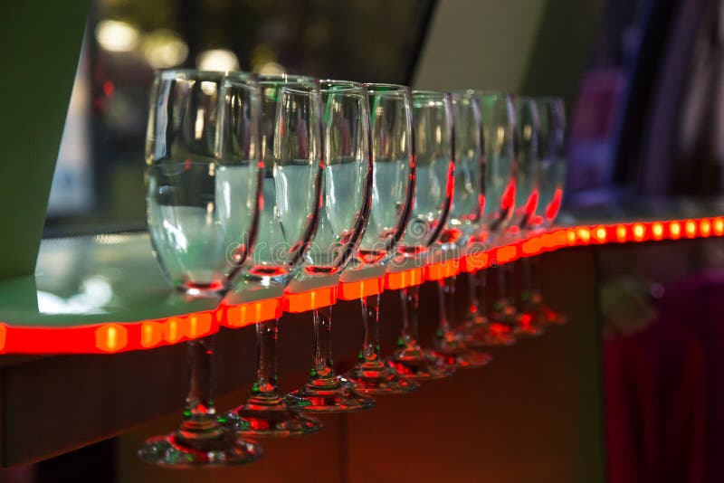 Vidros de vinho no limmusine com luminoso 2 foto de stock Vidros de vinho no limmusine com luminoso 2 foto de stock