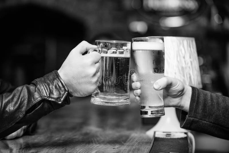 Vidros dos elogios dos amigos Tradi??o do lazer de sexta-feira Conceito do bar da cerveja Caneca de cerveja em fundo defocused do fotografia de stock royalty free Vidros dos elogios dos amigos Tradi??o do lazer de sexta-feira Conceito do bar da cerveja Caneca de cerveja em fundo defocused do fotografia de stock royalty free