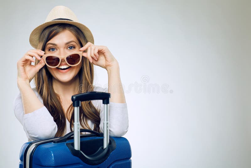 Mulher sorridente a usar óculos de sol e chapéu fotografia de stock