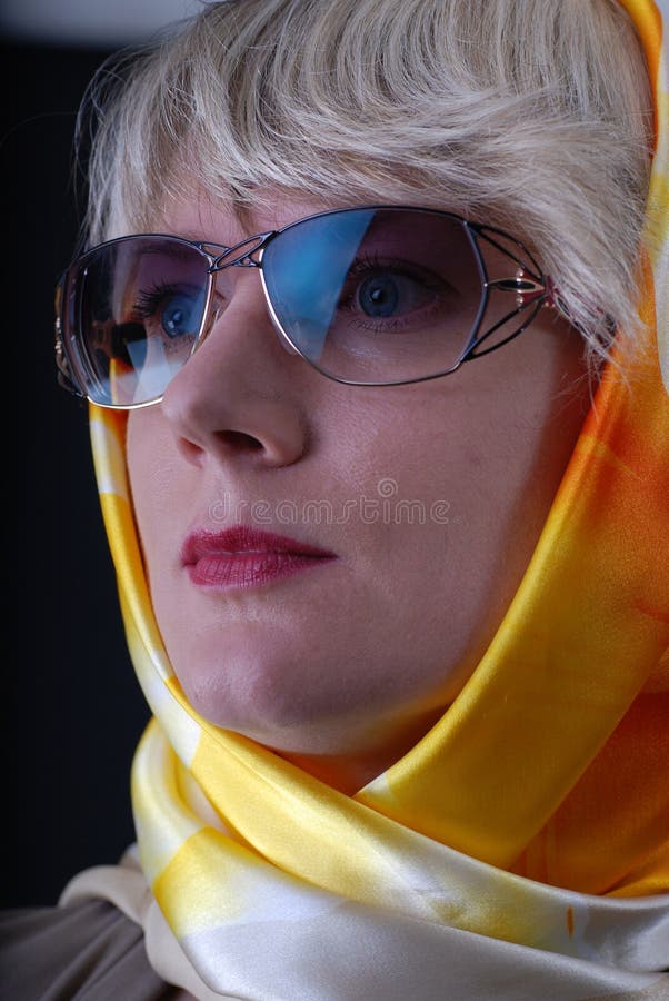 Vidros e lenço de pescoço desgastando da mulher imagem de stock Vidros e lenço de pescoço desgastando da mulher imagem de stock