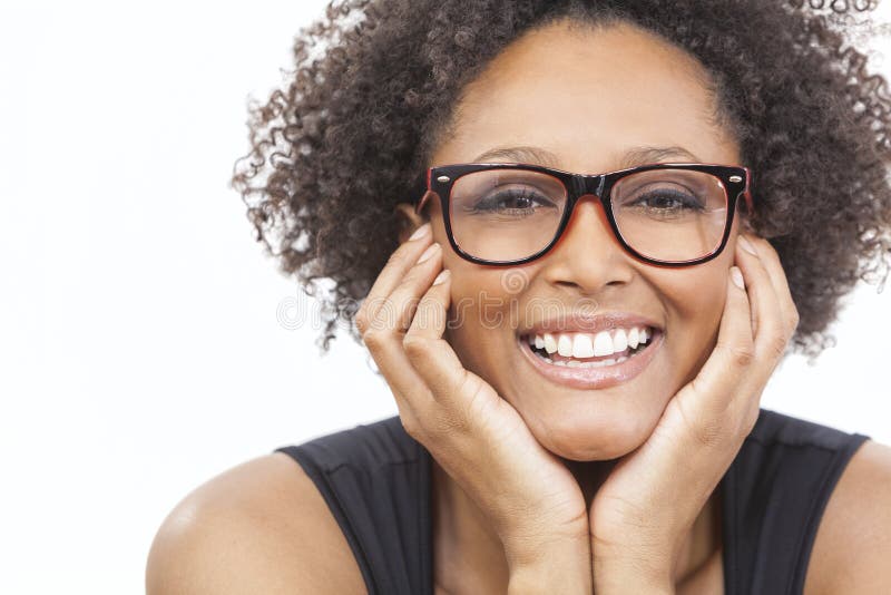 Vidros vestindo da menina afro-americano da raça misturada imagem de stock Vidros vestindo da menina afro-americano da raça misturada imagem de stock
