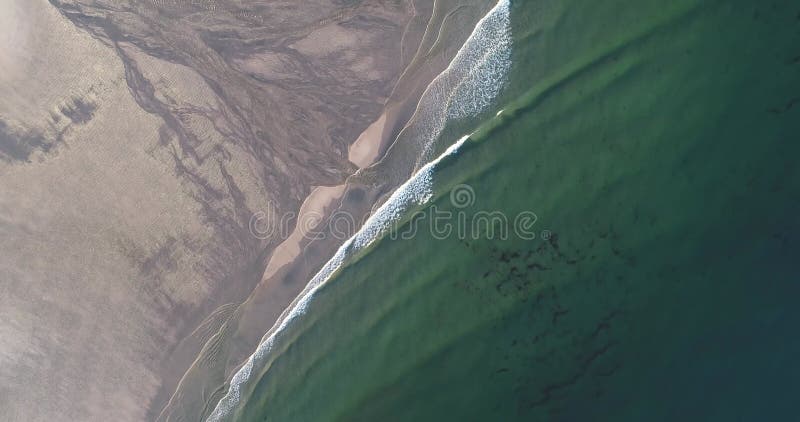 Vidéo aérienne avec drone survolant une plage sur une mer calme matin
