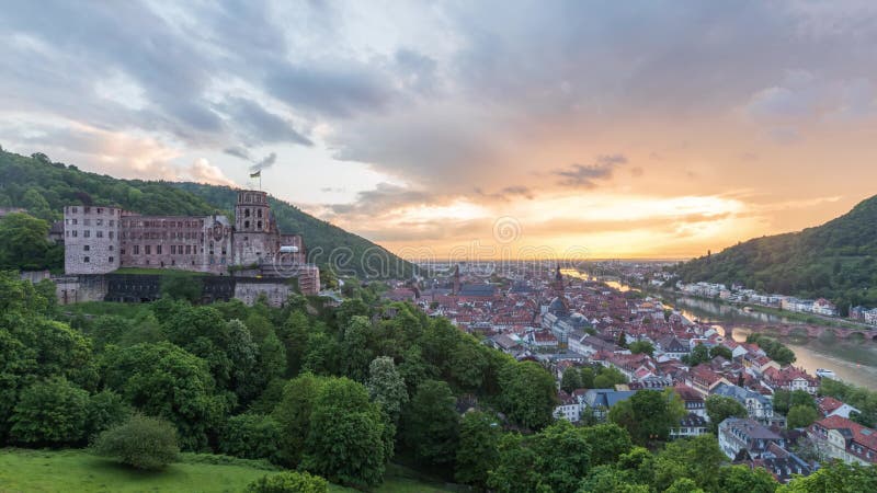 Vidéo aérienne de laps de temps de coucher du soleil au-dessus d'Heidelberg banque de vidéos
