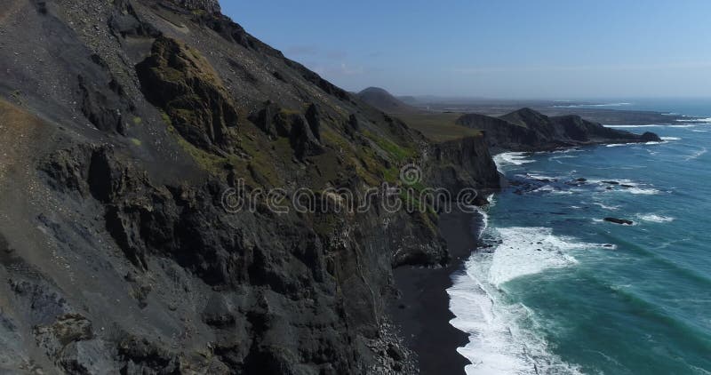 Vidéo aérienne du drone de l'Islande de belle côte sur la péninsule de reykjanes. Beau paysage spectaculaire de la nature sur l'ou banque de vidéos