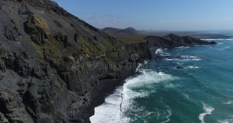 Vidéo aérienne du drone de l'Islande de côte à couper le souffle sur la péninsule de reykjanes banque de vidéos