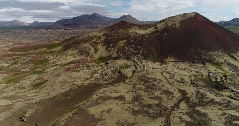 Vidéo aérienne du drone de l'Islande et de paysages de montagnes de nature banque de vidéos
