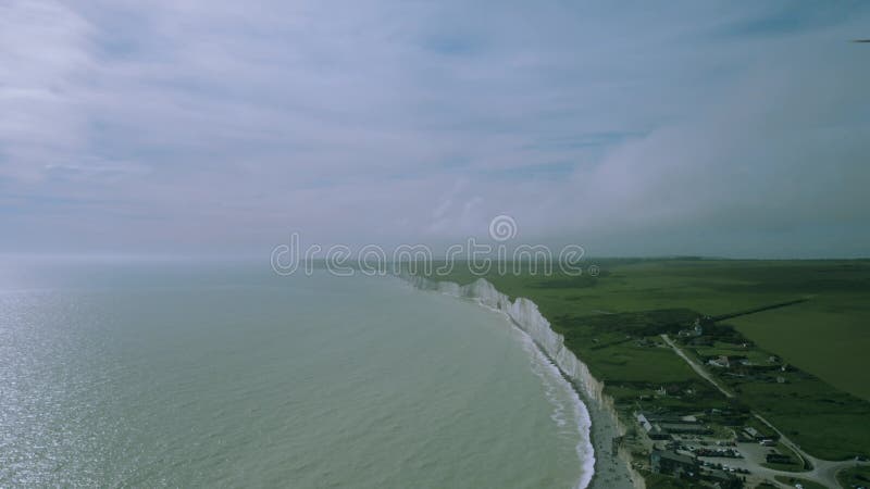 Vidéo aérienne unique 4k au-dessus des falaises des sept soeurs