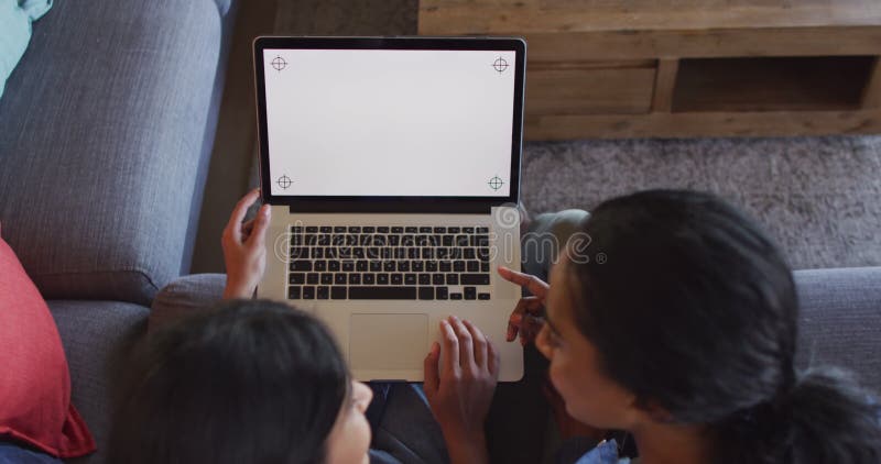 Vidéo d'amies joyeuses et diverses utilisant un ordinateur portable avec espace de copie banque de vidéos