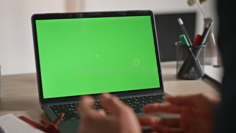 Vidéo d'homme d'affaires appelant ordinateur à clé chroma au bureau bureau closeuseuse. banque de vidéos