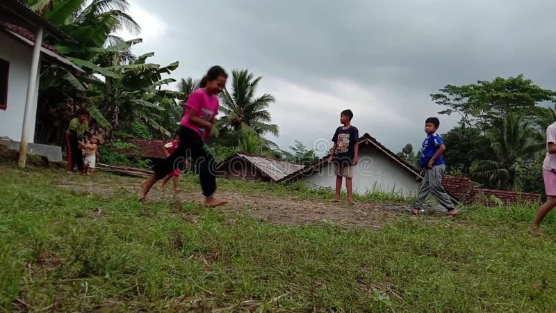 Vidéo d'un groupe d'enfants asiatiques jouant dans un champ ils ont l'air heureux