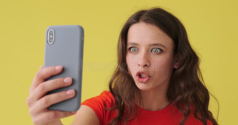 Vidéo d'une femme bavardant avec un téléphone portable banque de vidéos
