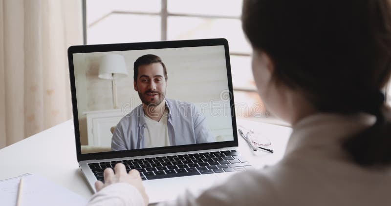 Vidéo de jeune femme appelle l'ami de distance d'homme sur le web cam banque de vidéos