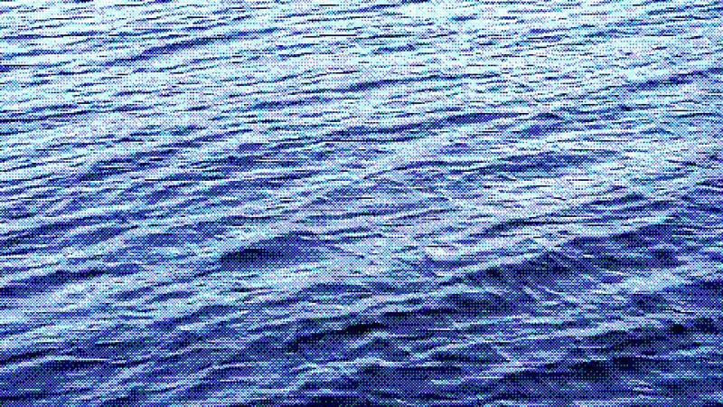 Vidéo de surface d'eau mobile avec effet dithering numérique. Tons bleus à texture pixée éclaboussures douces. Stylisé pour la cré clips vidéos