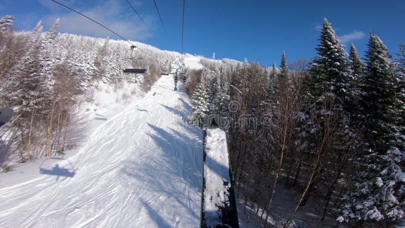 Vidéo de vacances en ski d'hiver. péage horaire du téléski et de la télécabine. vue première personne pov avec skis. ski sur les p