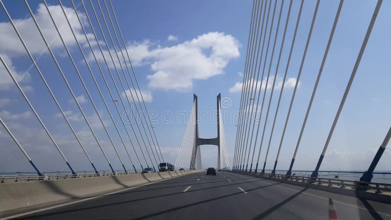 Vidéo 4k de pont de Vasco da Gama à Lisbonne Fontaine, vert banque de vidéos